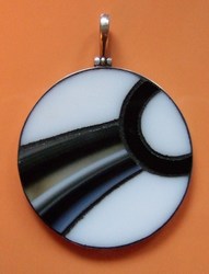 Sterling zilveren hanger met zwart en wit glas, doorsnede 49 mm.